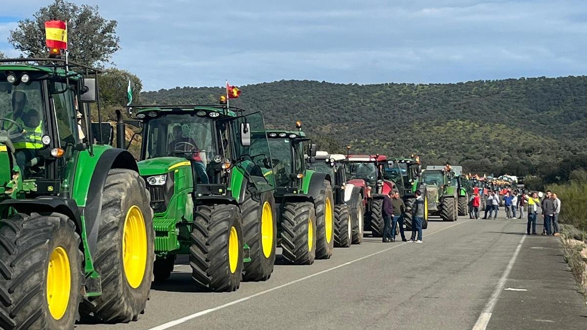 Tractorada de Fuente Obejuna a su paso por Espiel.