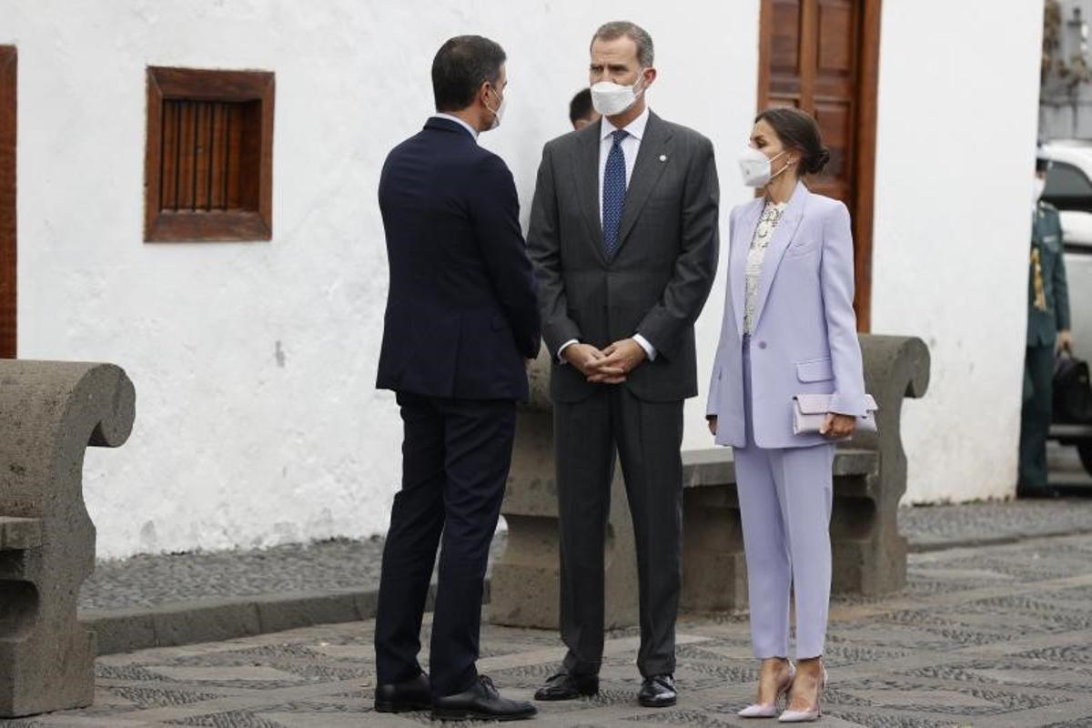 El rey Felipe VI y la reina Letizia conversan con el presidente del Gobierno, Pedro Sánchez, a su llegada al acto de homenaje al pueblo de La Palma, este 12 de marzo de 2022 en Santa Cruz.