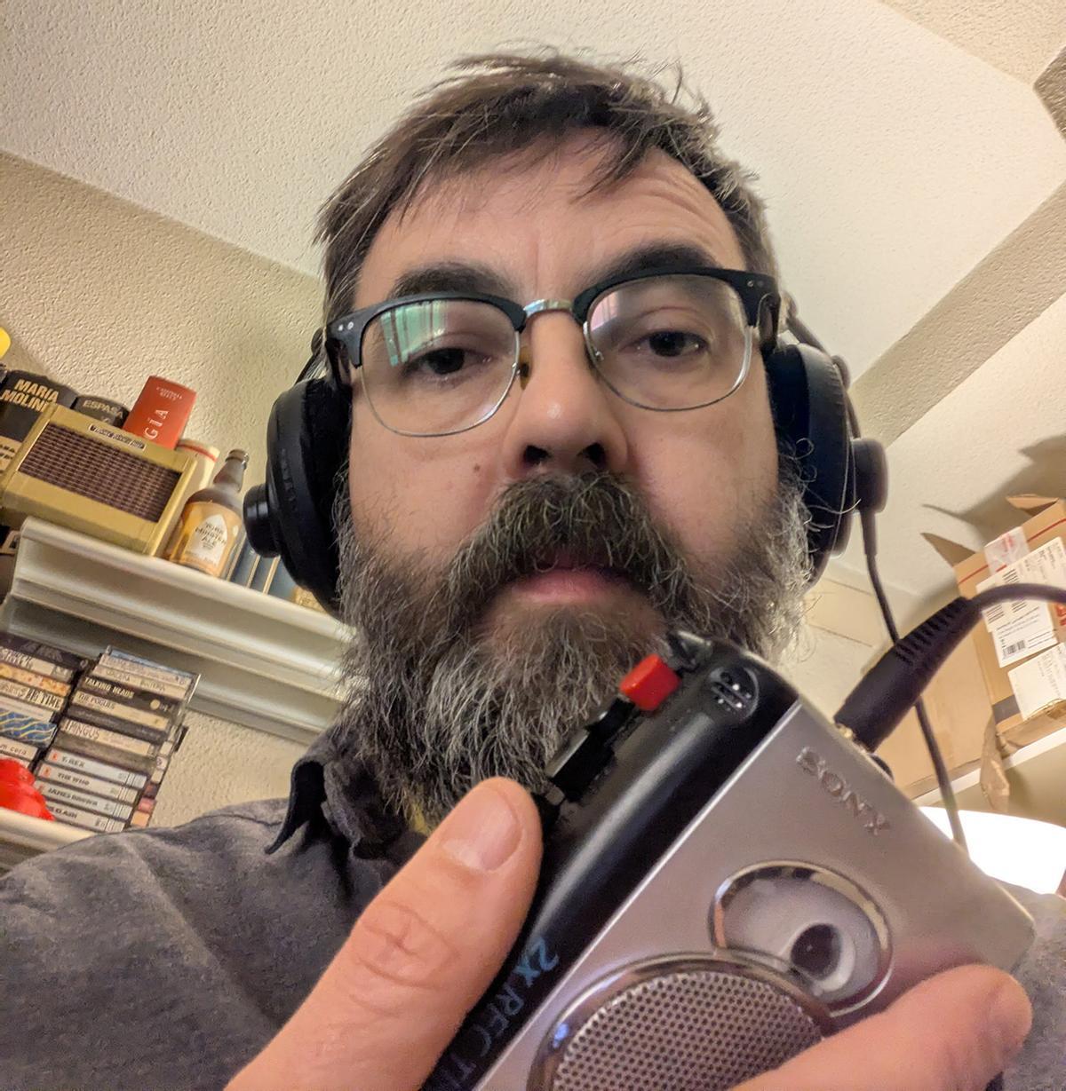 El sociólogo escuchando música en un reproductor de cassette.