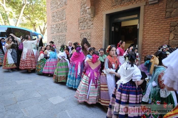 Ofrenda floral a la Virgen de las candidatas a Reina de la Huerta