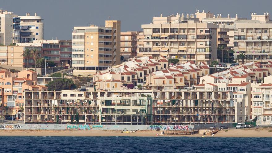 Una vista de Arenales del Sol, con el esqueleto del hotel en primera línea