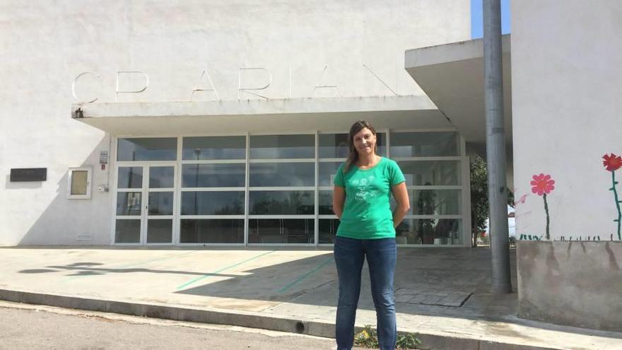 La directora, Imma Mas, ayer ante la fachada del centro educativo.