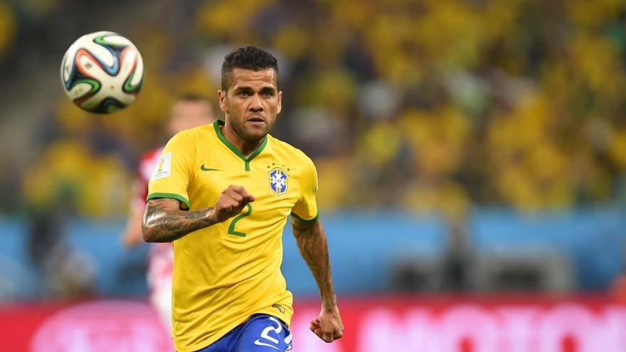 Alves con su selección en un partido del Mundial 2014.