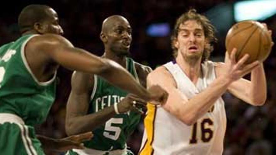 Bryant y Gasol cortan la racha de los Celtics