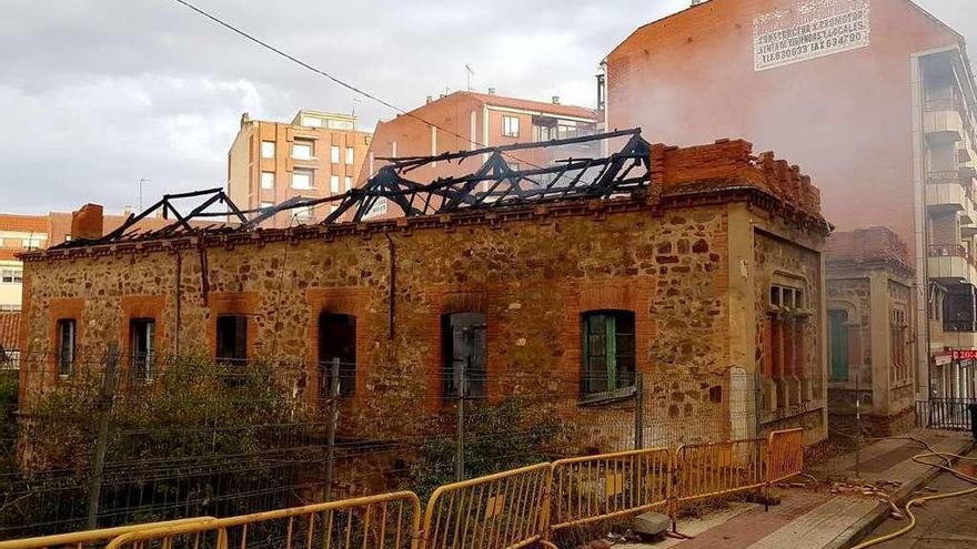 Aspecto del edificio tras el incendio que calcinó todo el interior y la cubierta.