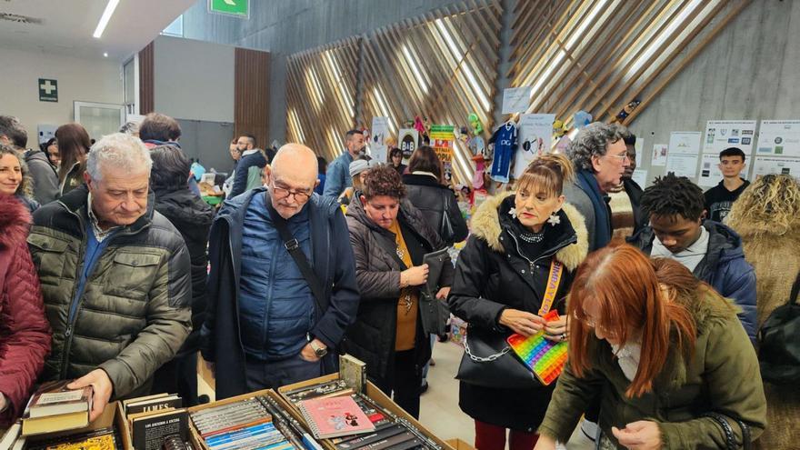 Asistentes al mercadillo solidario de ayer en Lugones. | A. G.-O.