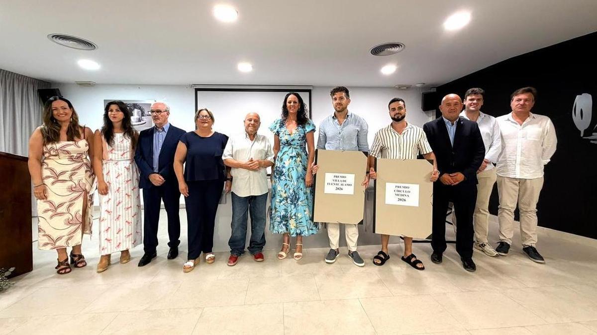 Autoridades municipales junto a los galardonados de la 54 edición del concurso pictórico.