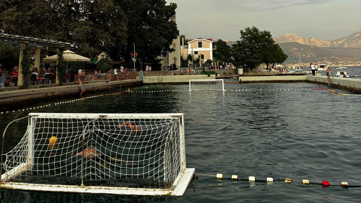 Piscina de waterpolo en el mar en una dársena donde en invierno se amarran las embarcaciones.