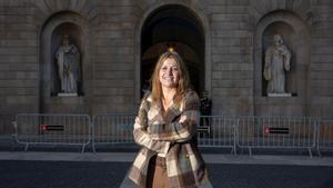 Eva Parera, frente al Ayuntamiento de Barcelona.