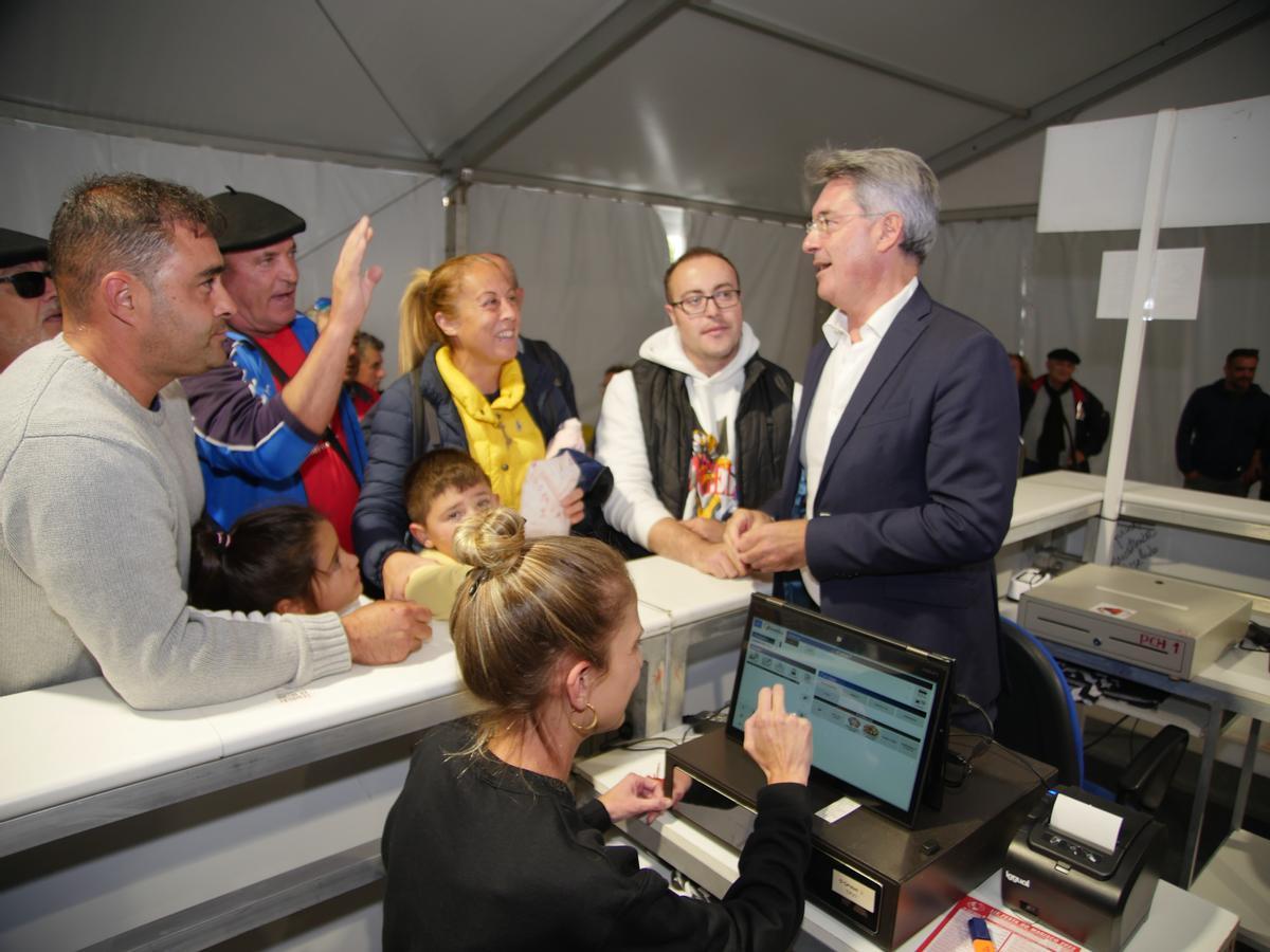 El alcalde, José Cacabelos, con algunos de los turistas desplazados a la fiesta.