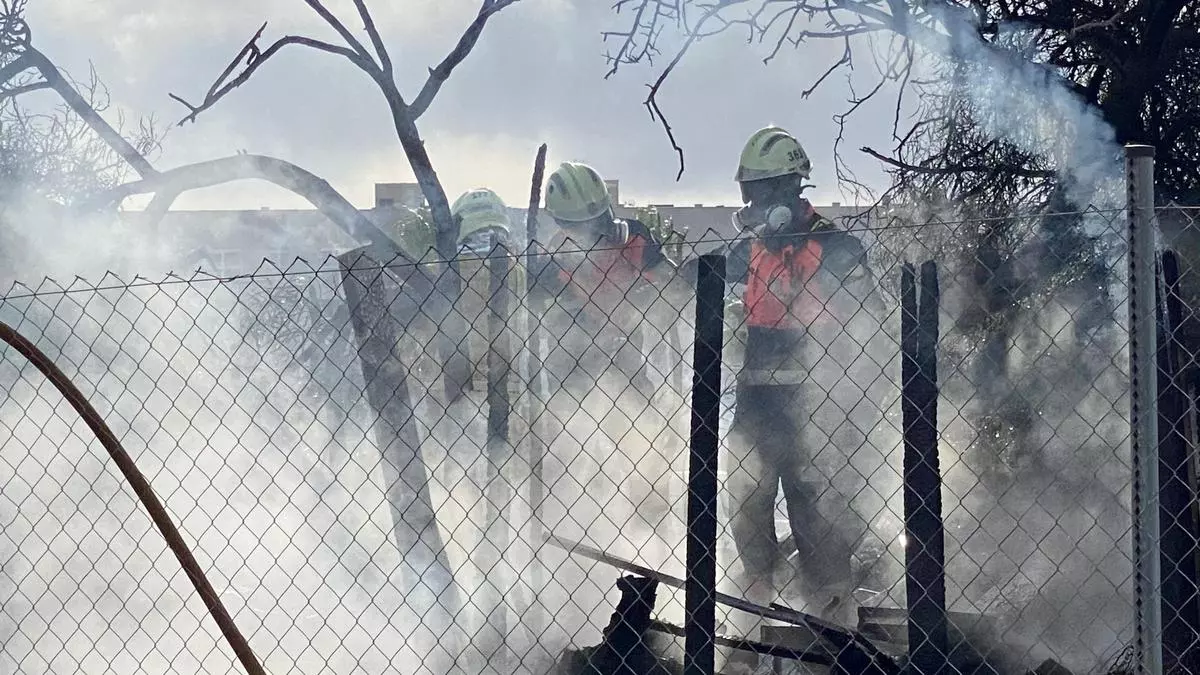 Un fuego calcina una chabola en el barrio de Nou Llevant en Palma