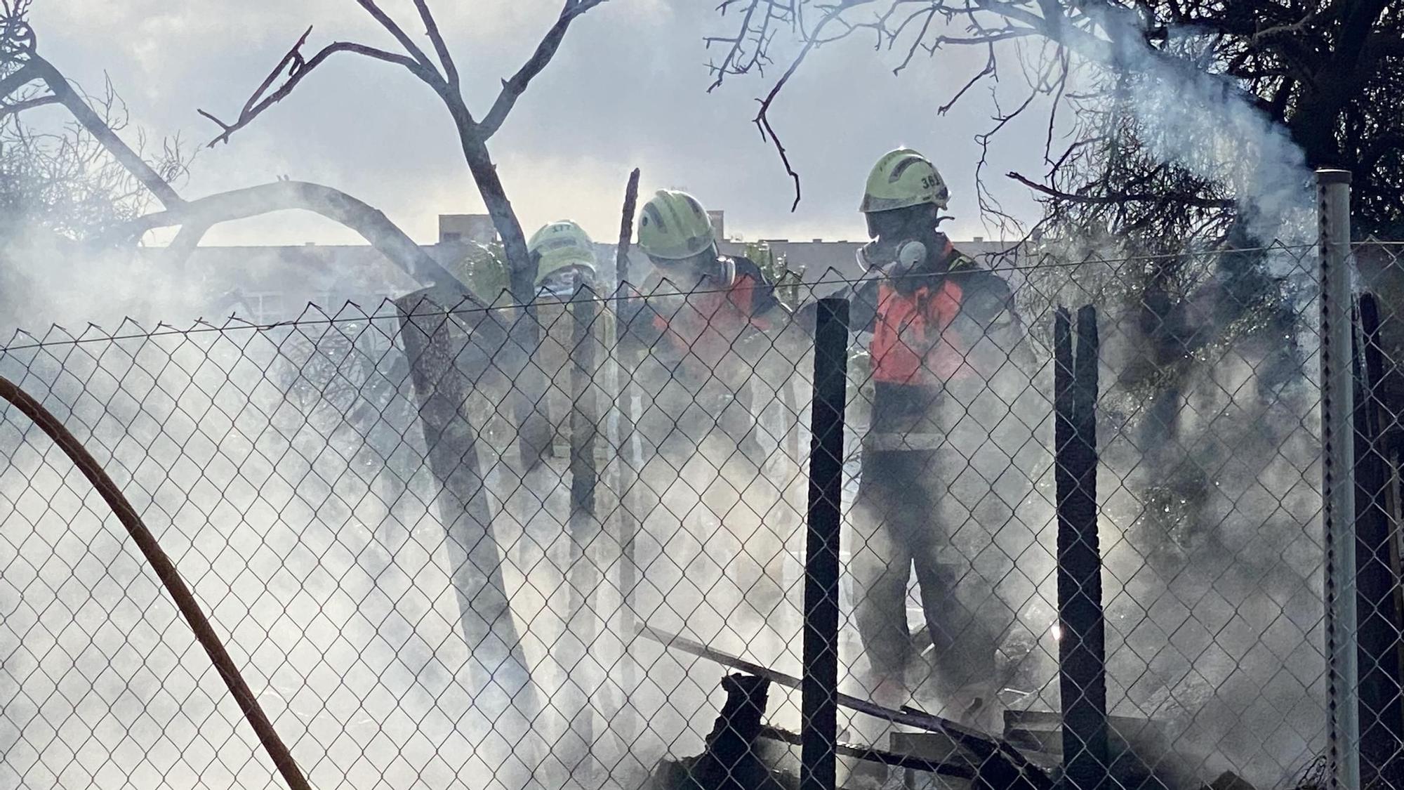 Incendios en Palma: Las fotos del fuego que ha calcinado una chabola en Palma, en el barrio de Nou Llevant