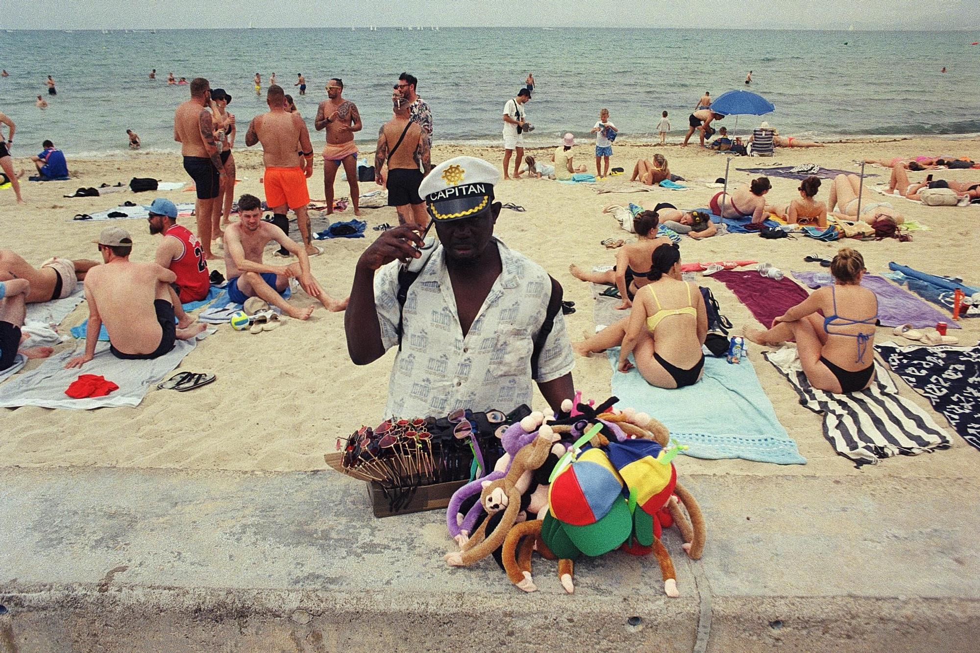 "Weine nicht, wenn der Pegel fällt": Bilder eines deutschen Straßenfotografen von der Playa de Palma auf Mallorca