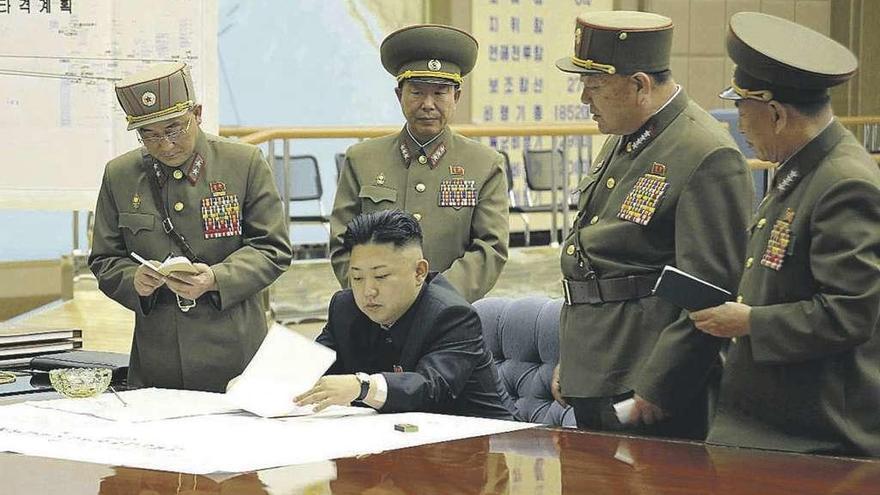 El líder norcoreano Kim Jong-un, durante la reunión de un gabinete de crisis. // Efe
