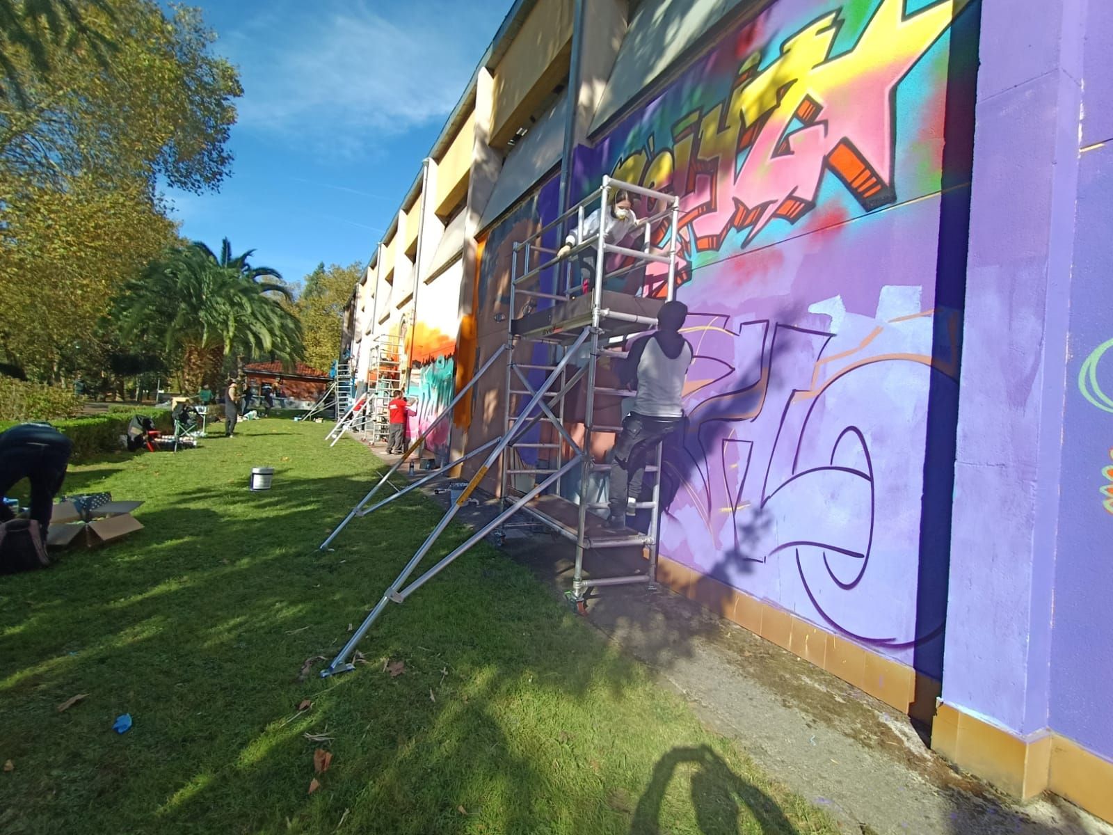 Diecinueve grafiteros se unen para lucir el polideportivo de La Felguera