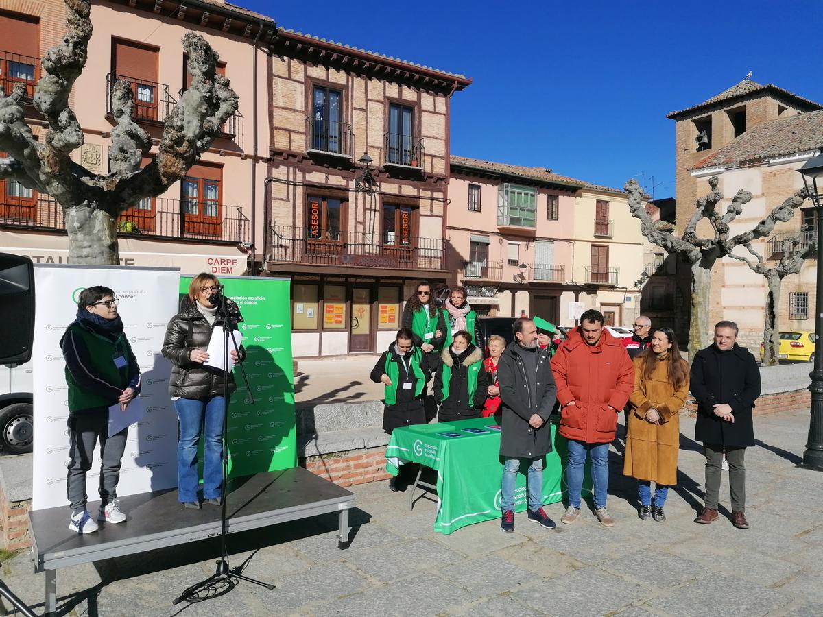 Autoridades, responsables y voluntarias de la AECC, en el acto conmemorativo