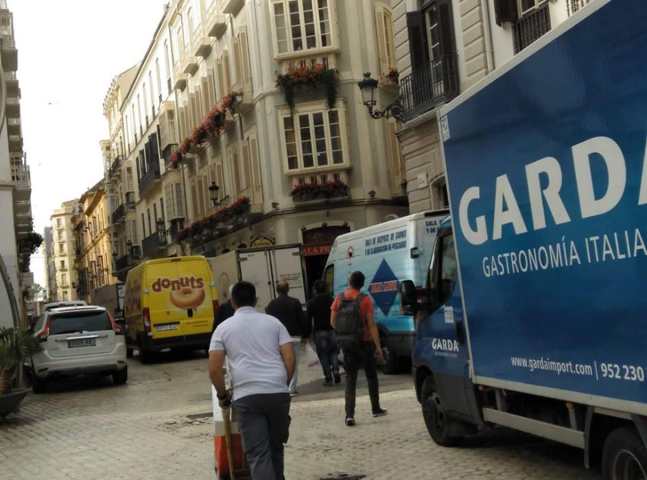 Camiones descargando en una calle del centro de Málaga.