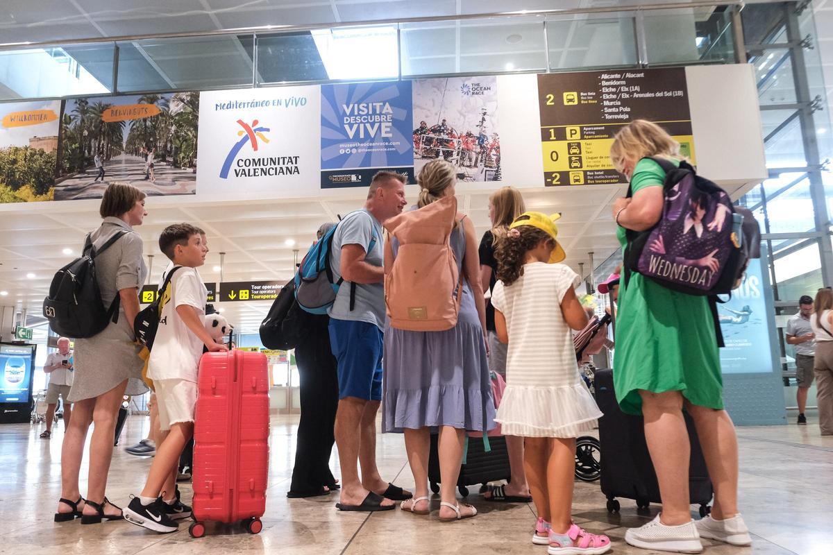 Una familia llega al aeropuerto Alicante-Elche
