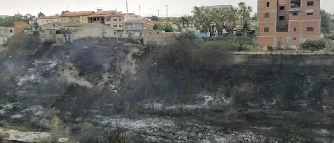 El abandono del cauce genera alarma en Moixent tras un incendio con desalojos