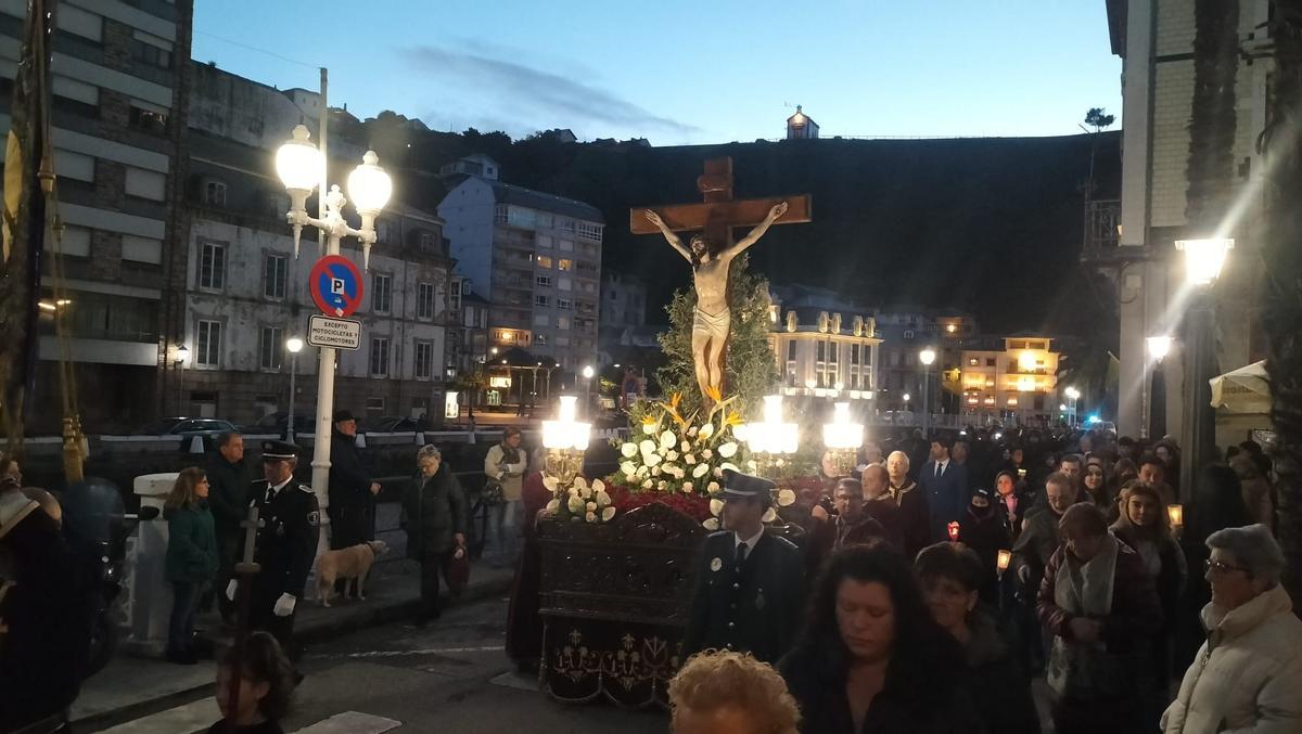 El Cristo del Perdón en las calles de Luarca.