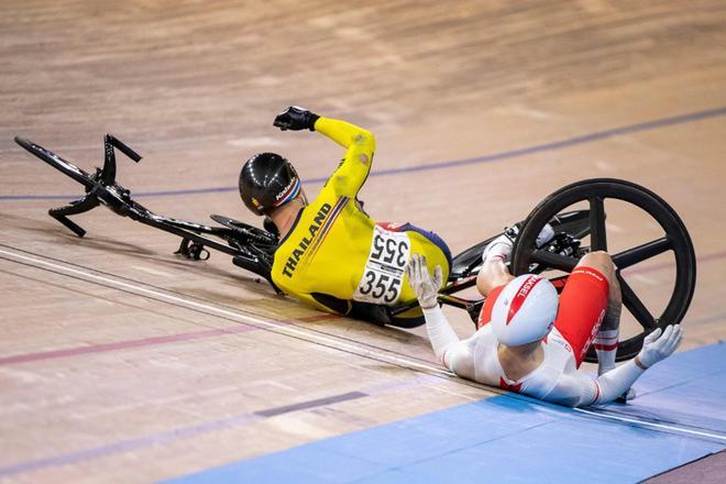 El tailandés Jai Angsuthasawit (izq.) Y el polaco Krzysztof Maksel se estrellan durante la carrera de cuartos de final de Kerin en el Campeonato Mundial de ciclismo en pista UCI en el velódromo de Berlín.