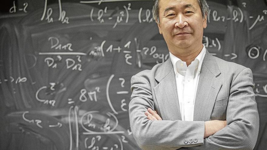El científico japonés y Nobel de Física, Takaaki Kajita, ante la pizarra de un aula de Física.