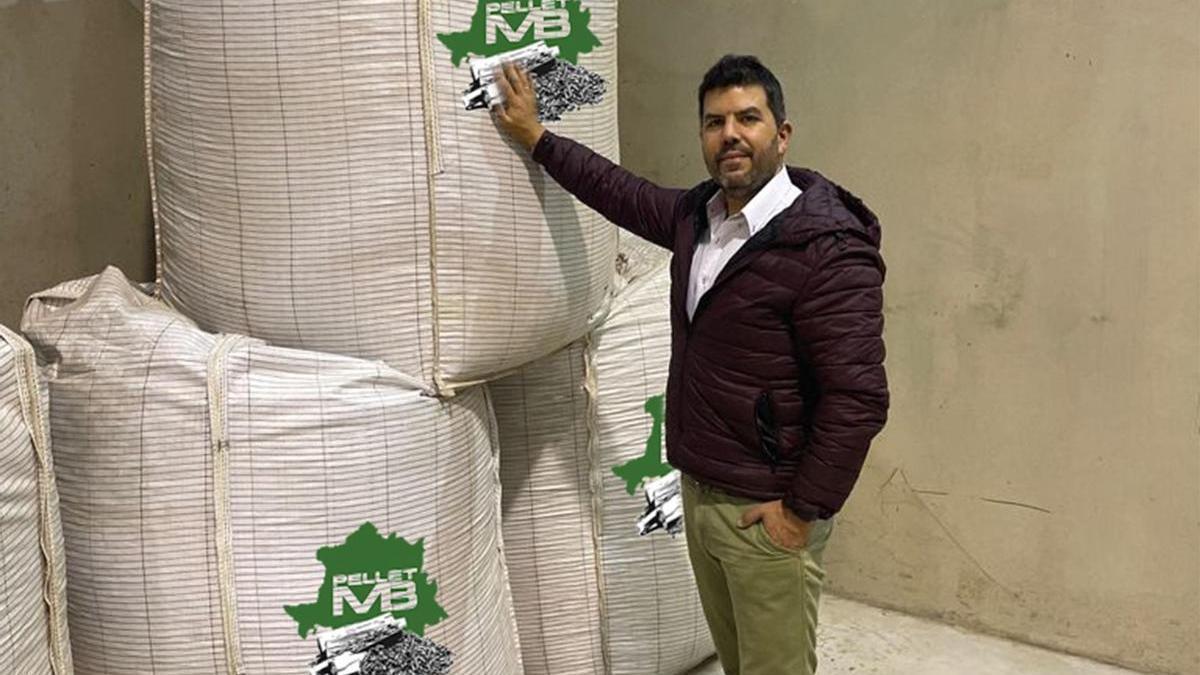 Eduardo Sanchez Cotrina, gerente, ante unas sacas de 1.000 kilos de Pellet MB.