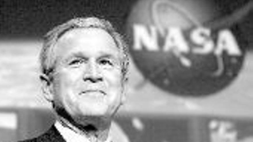 Bush dice que llevará &quot;la presencia humana a través del Sistema Solar&quot;