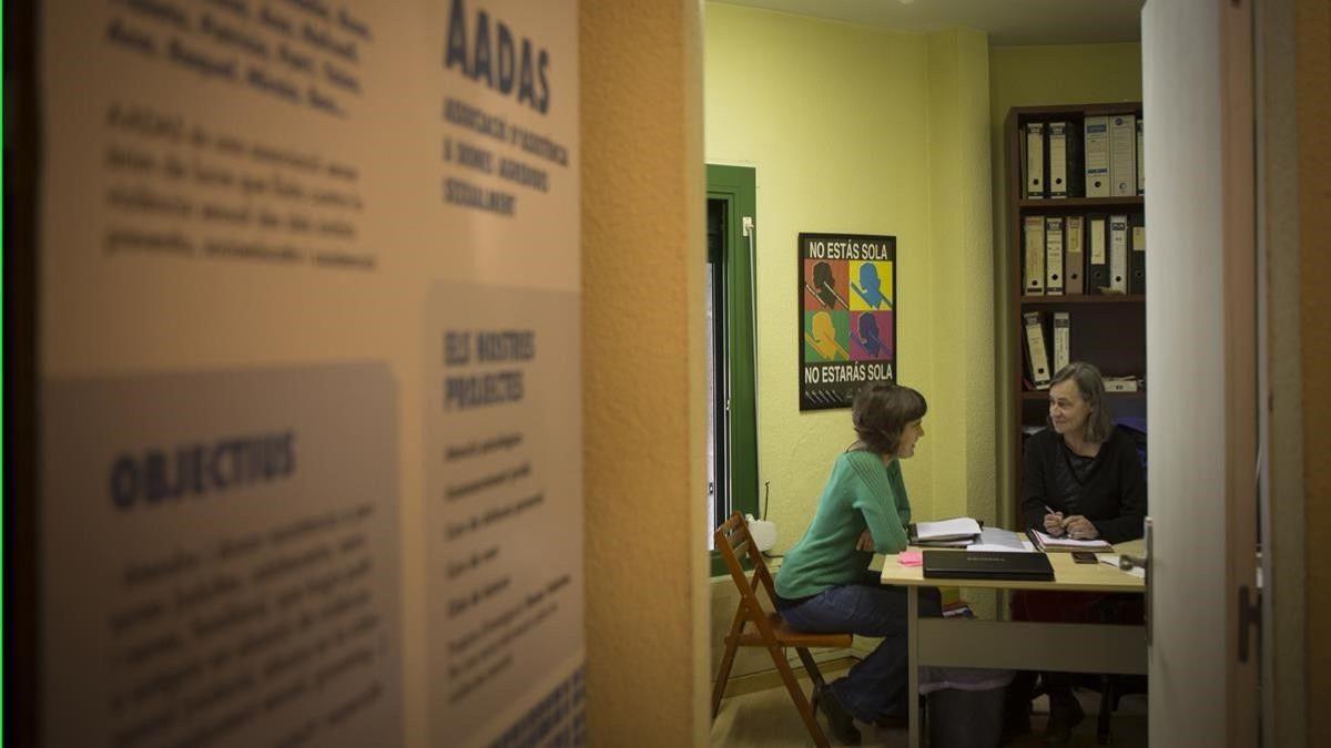 Violeta García (de verde) y Glòria Escudero, psicóloga y coordinadora de la Associació d’Assistència a Dones Agredides Sexualment (AADAS), en la sede de la entidad, en Barcelona.