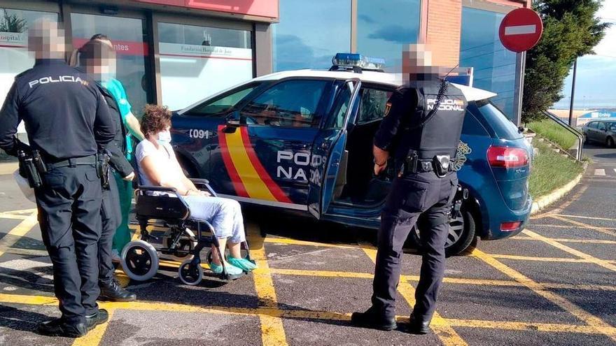 Noemí Martínez Largo a su salida del Hospital de Jove, detenida por la Policía Nacional.