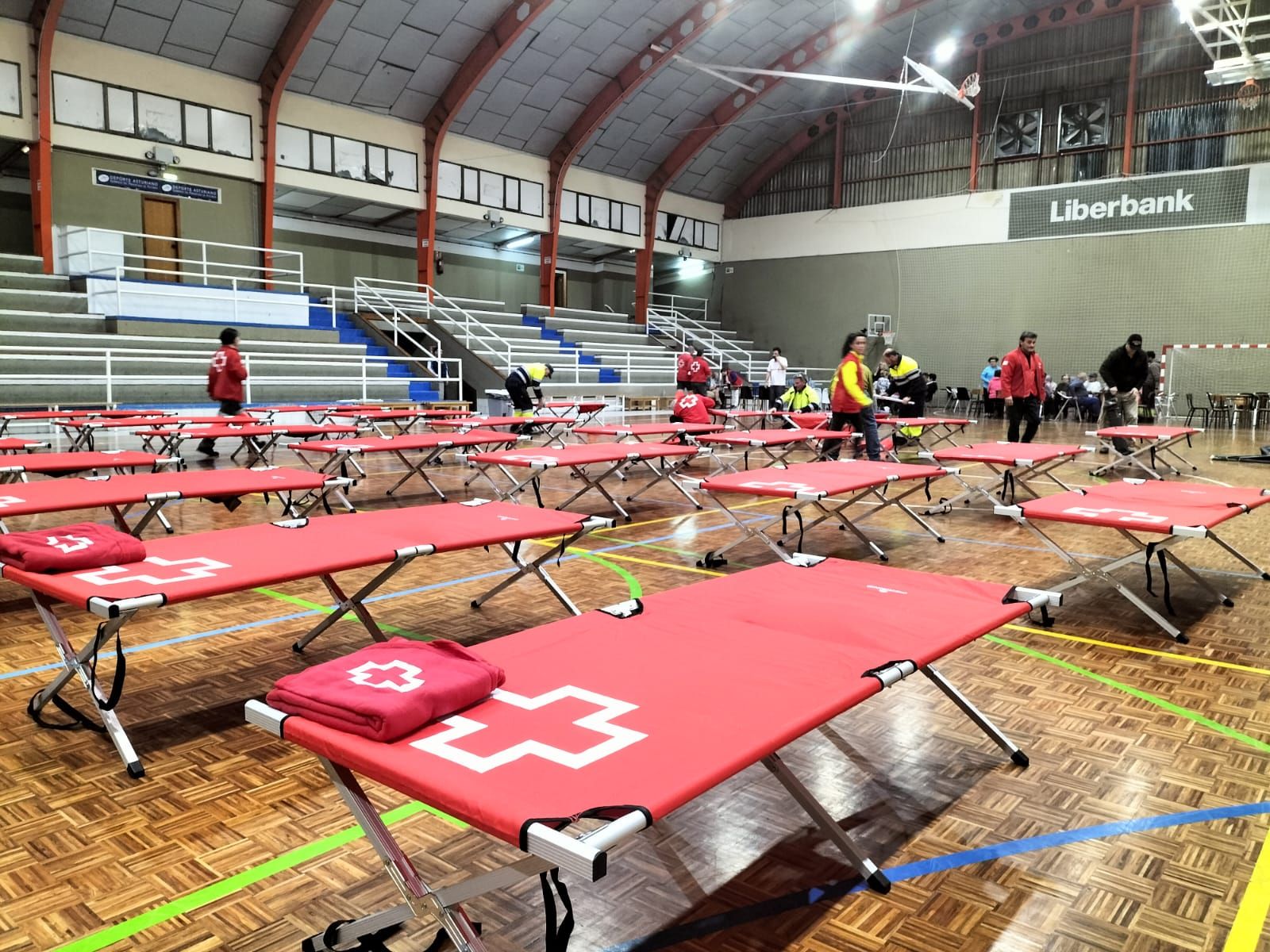 En imágenes: El polideportivo de Luarca acoge a los evacuados por los incendios