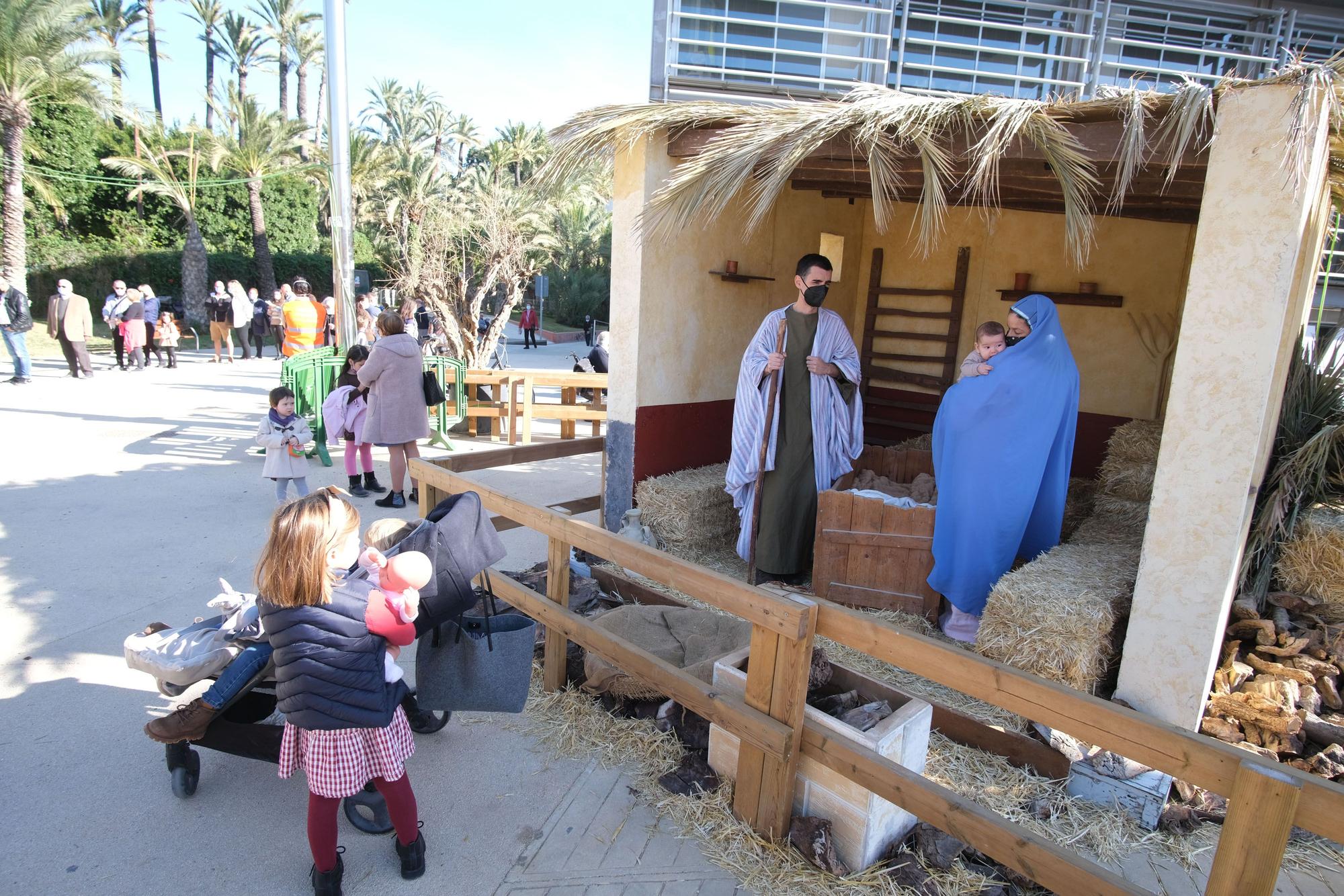 Cientos de personas aprovechan el día festivo para visitar el belén Viviente y el municipal en una jornada marcada por el buen tiempo y las calurosas temperaturas