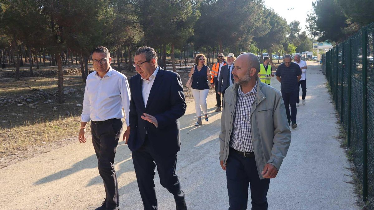 Visita del alcalde al parque con motivo del inicio de las obras