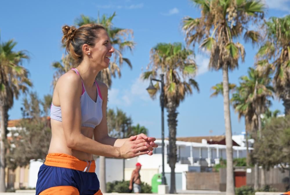 Entrenamiento Valencia Basket femenino en la playa