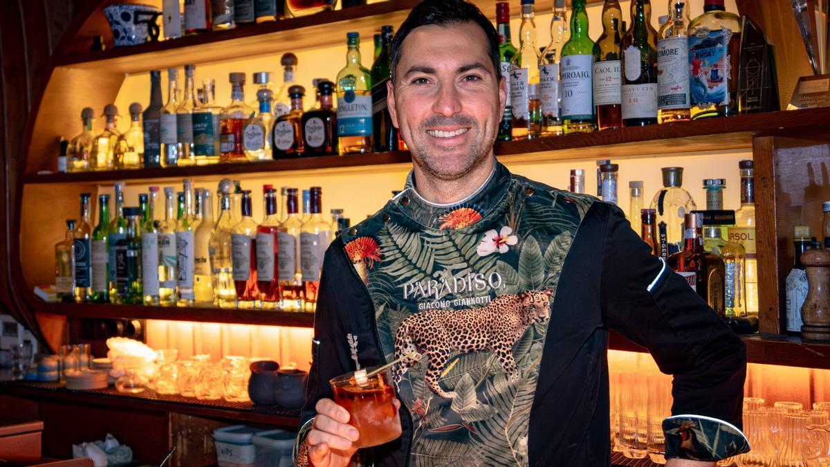 Giacomo Giannotti, con El Gran Gatsby, uno de los cócteles clásicos de Paradiso.