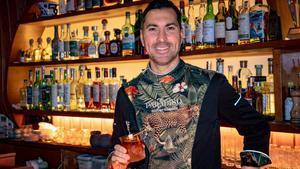 Giacomo Giannotti, con El Gran Gatsby, uno de los cócteles clásicos de Paradiso.