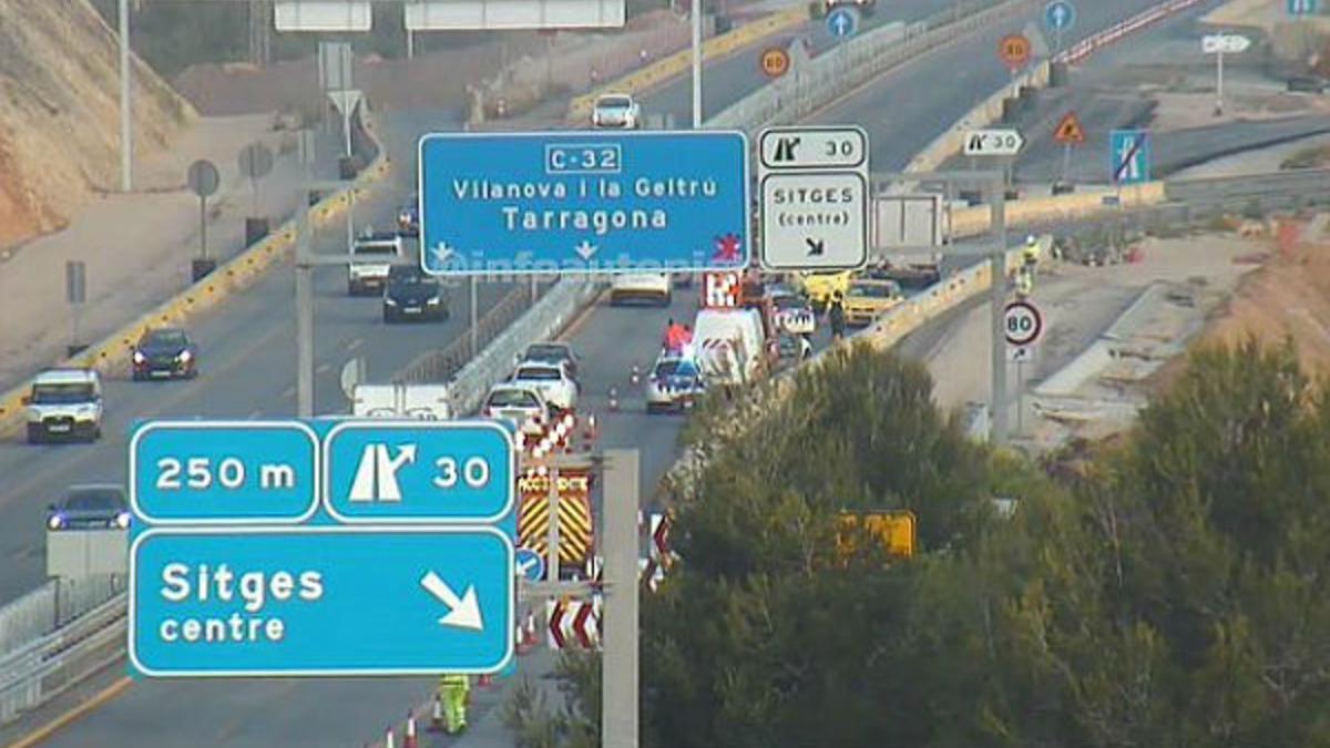 C-32: Vendrell, salida 30 Sitges Centre cortada y calzada restringida por un accidente.