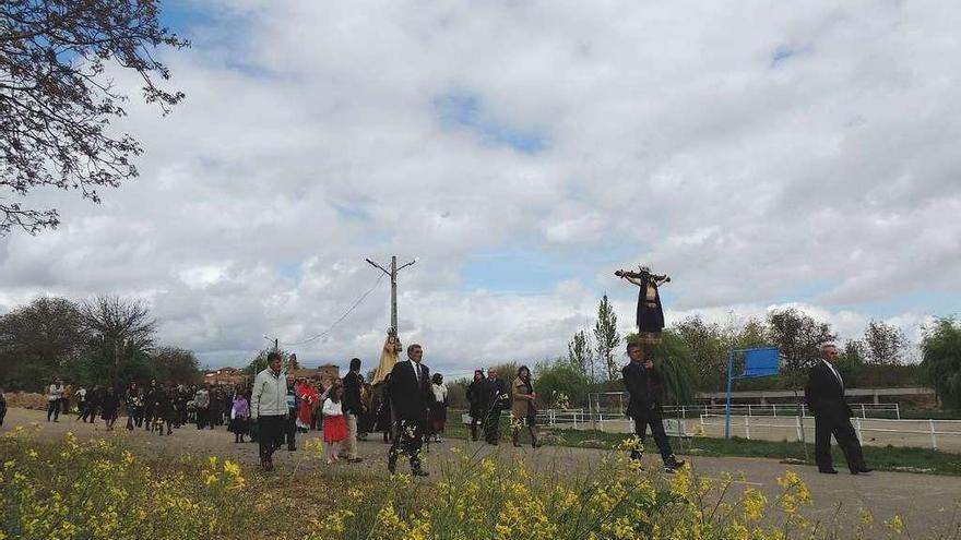 Vecinos de Coomonte de la Vega en un pasado desfile procesional de la fiesta de San Marcos.