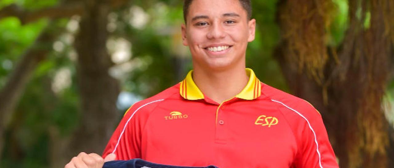 Javier Otero con el equipaje de la selección española.