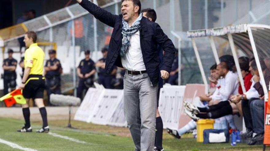 El nuevo entrenador del Celta,  el toledano Abel Resino, da instrucciones a sus jugadores durante un partido de Liga durante su etapa como técnico del Valladolid.  // Efe