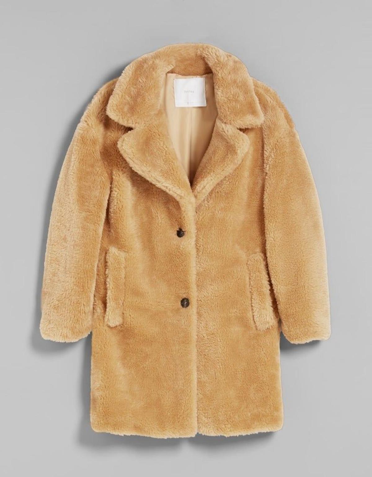 Abrigo efecto pelo de Bershka (Precio: 41,99 euros)