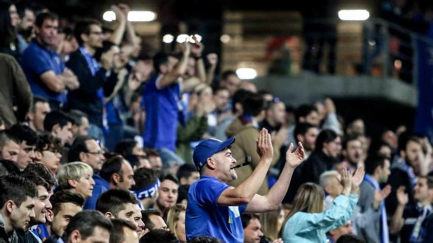 Los aficionados aplauden en el partido ante el Zaragoza.