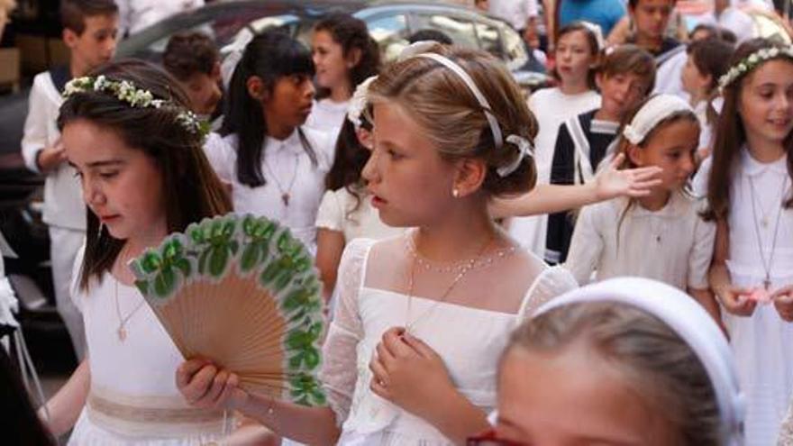 Los más pequeños procesionaron vestidos de comunión.