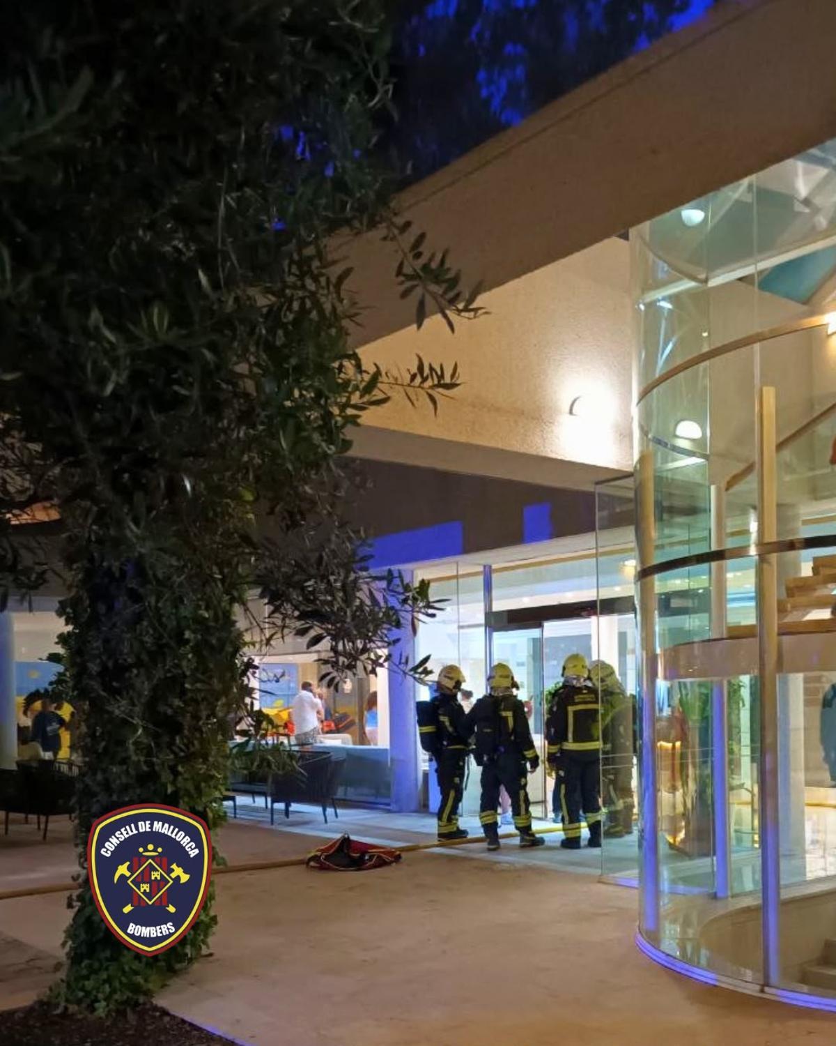 Los bomberos, a las puertas del hotel.