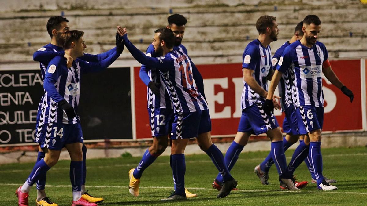 Los jugadores del Alcoyano celebran uno de los goles ante el Huesca de la pasada eliminatoria copera. | JUANI RUZ