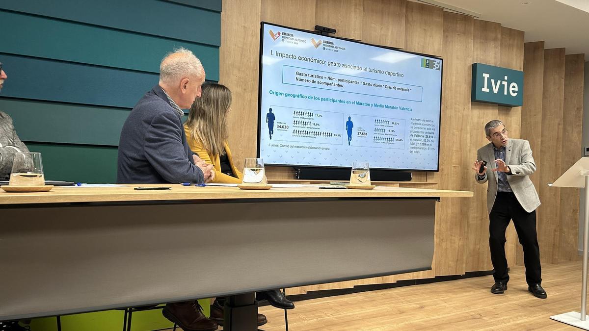 Joaquín Maudos, durante su exposición