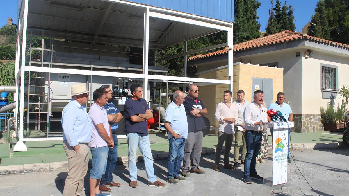 El presidente de Axaragua, Jorge Martín; el consejero delegado, Daniel Cívico, y el alcalde de Torrox, Óscar Medina, visitan obras de mejora en la estación depuradora de aguas residuales EDAR Iara