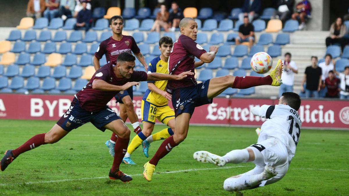 Rufo, rematando un centro de Oier que se le fue alto y pudo suponer el 2-1 para el Pontevedra en el partido de ayer contra el Alcorcón. |  // GUSTAVO SANTOS