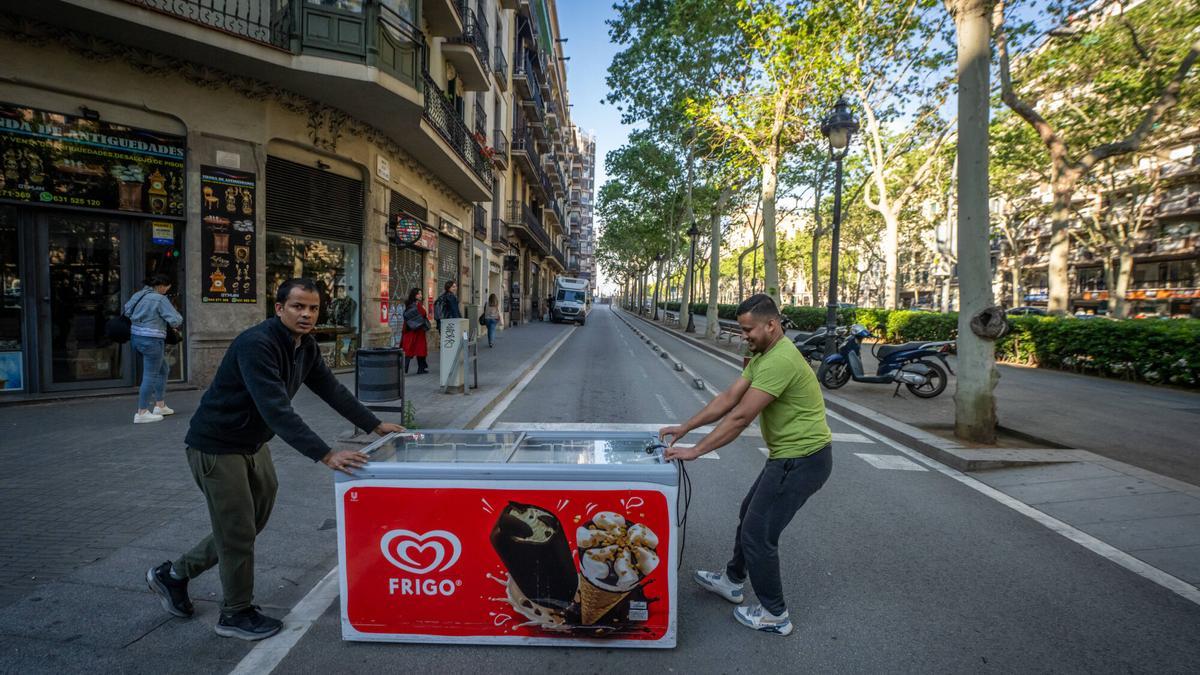 Empleados de una tienda de alimentación se deshacían de los desperdicios causados por el gran apagón del lunes 28 de abril.