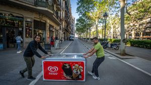 Una tienda de alimentos moviliza los desperdicios causados por el gran apagón este martes por la mañana.